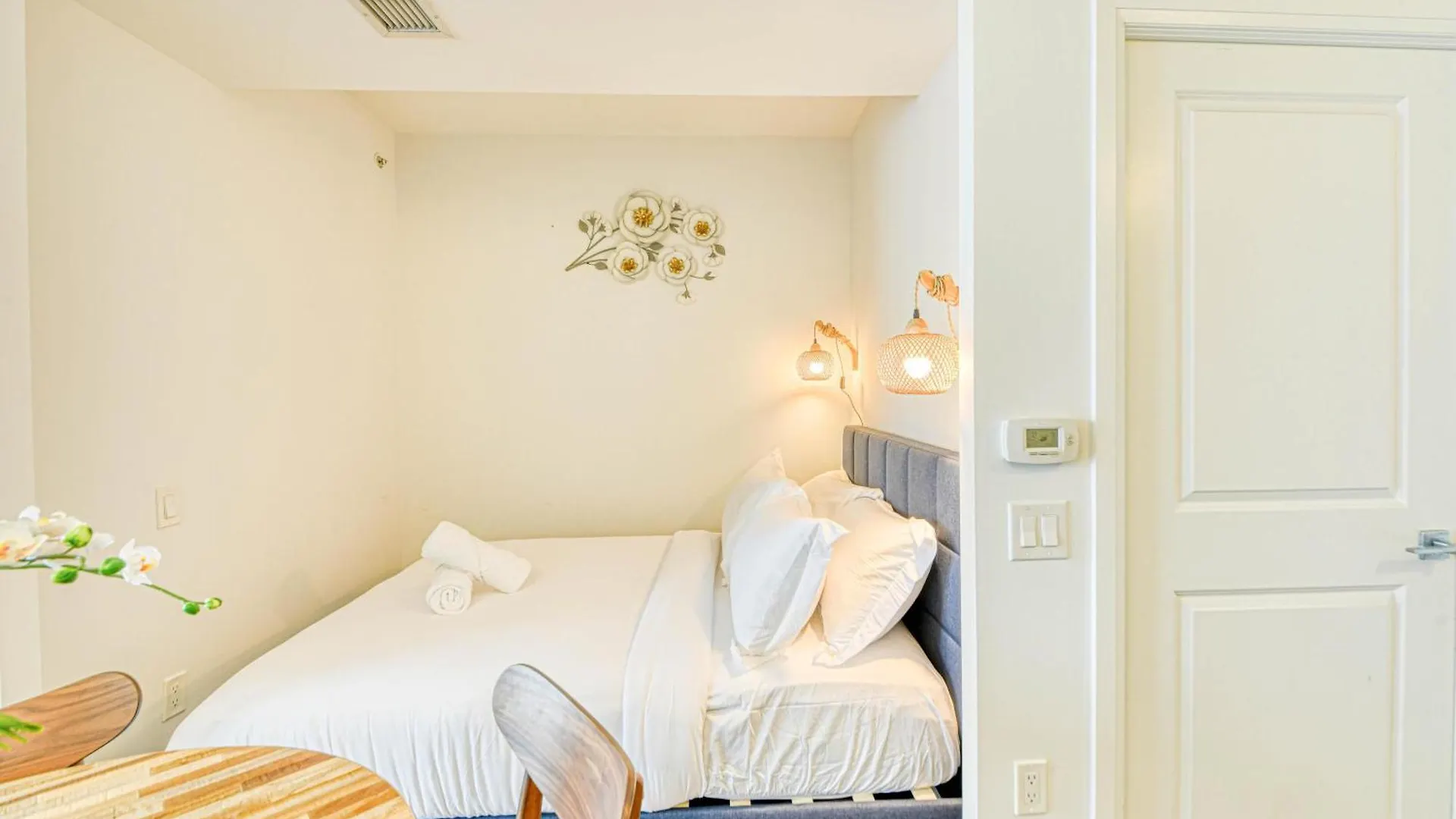 Rivetstays - The Jarvis Toronto Apartment